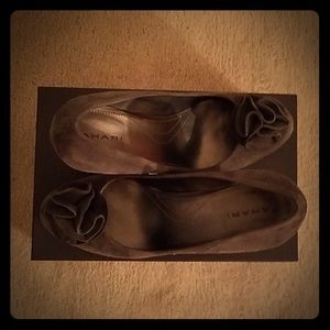 Grey suede Tahari Pumps